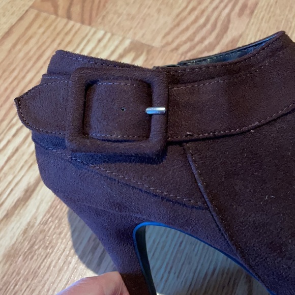 🛍 Brown Heeled Booties - Picture 4 of 8